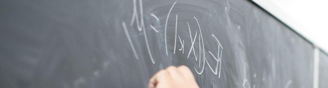 天普教职员用黑板解释复杂的数学问题